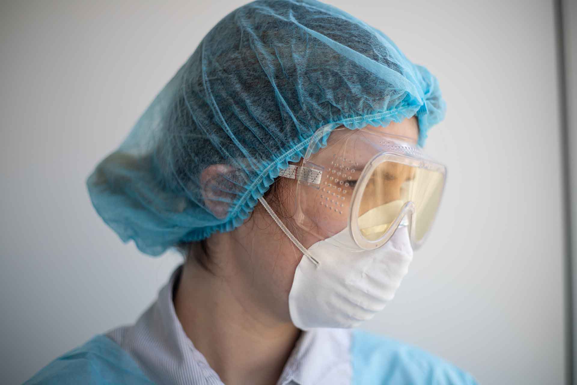 Nurse wearing a protecting mask